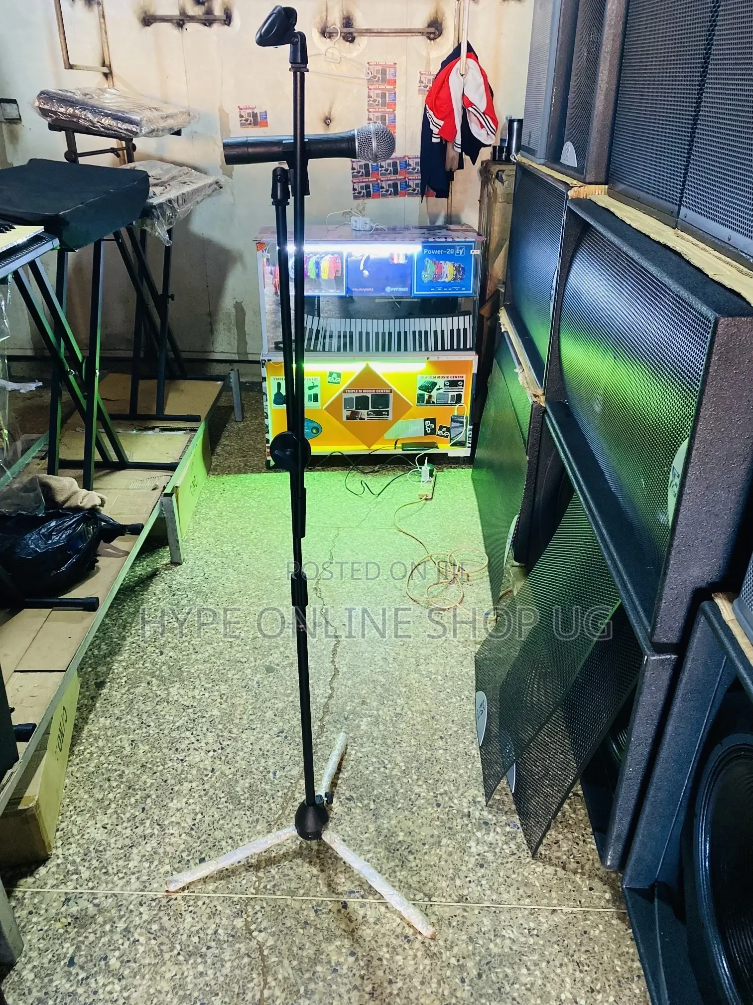 Microphones and Stand’S Center Ug