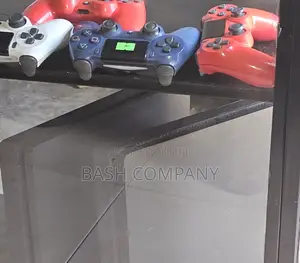 Ps4 Slim, 2 Pads