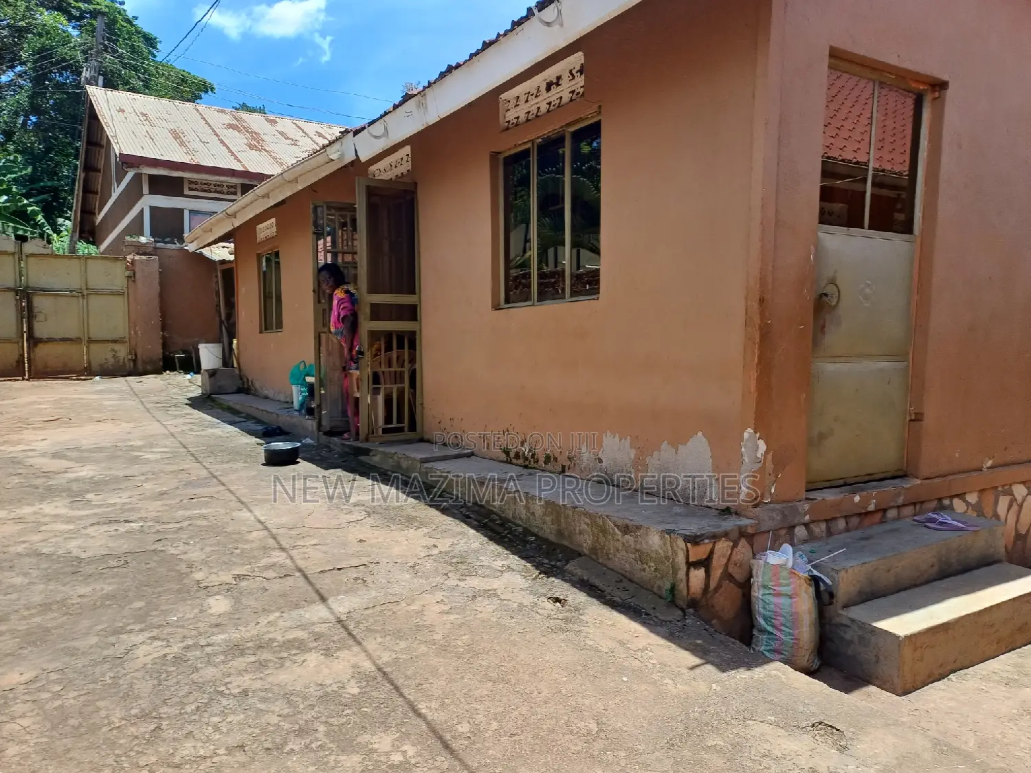 3bdrm Bungalow in Makindye Kizungu, Division A for sale