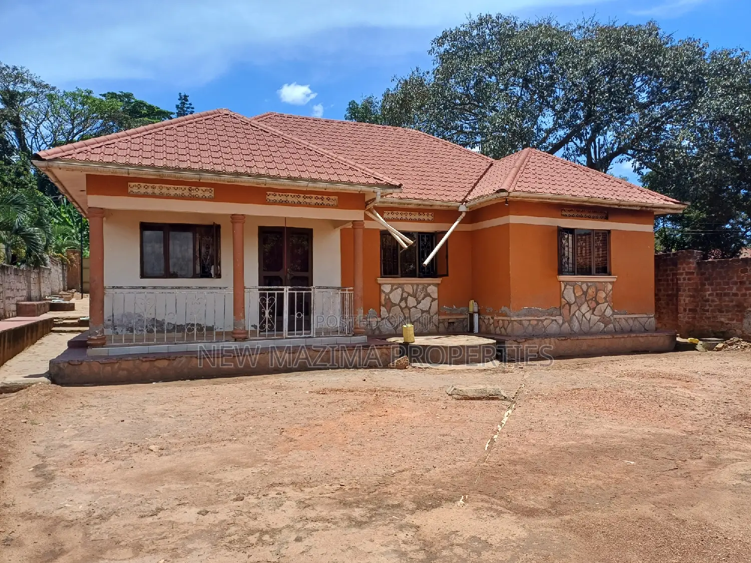 3bdrm Bungalow in Makindye Kizungu, Division A for sale
