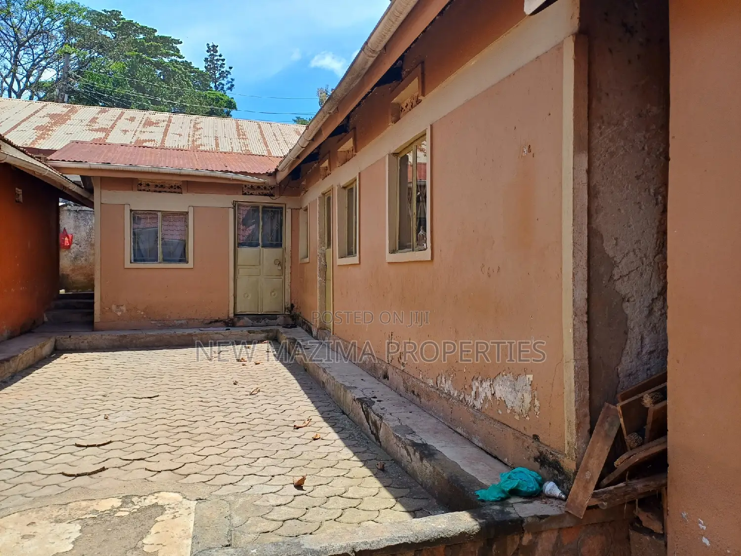 3bdrm Bungalow in Makindye Kizungu, Division A for sale
