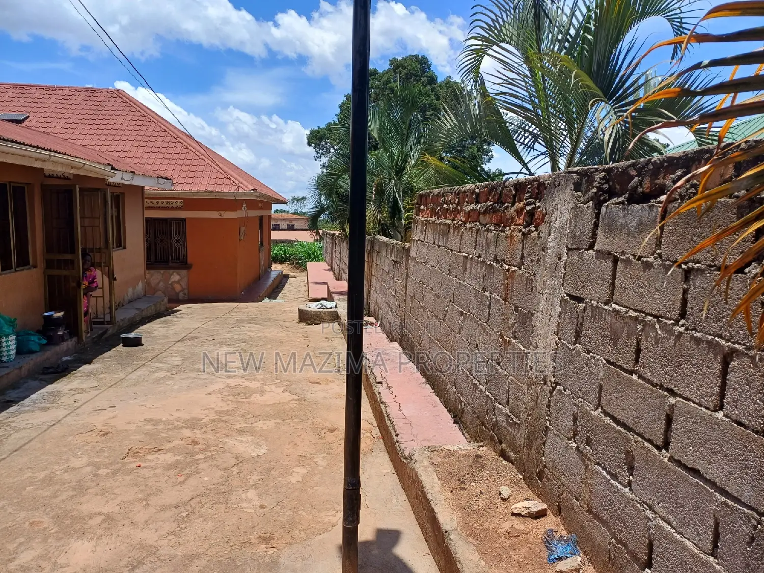 3bdrm Bungalow in Makindye Kizungu, Division A for sale