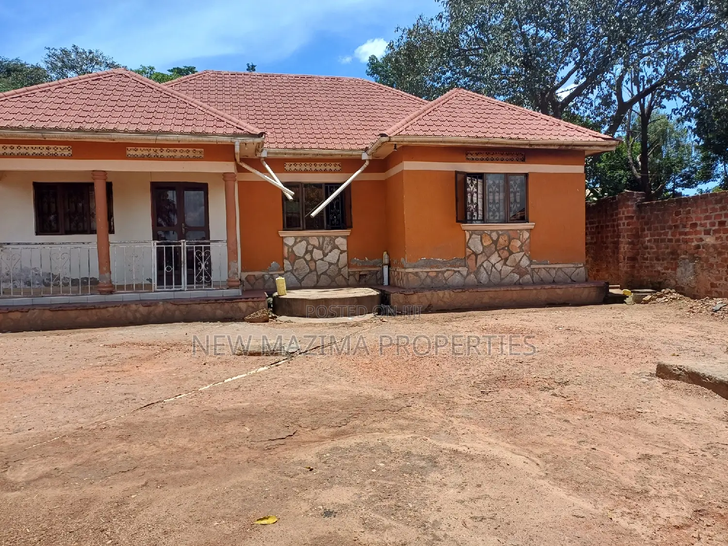 3bdrm Bungalow in Makindye Kizungu, Division A for sale