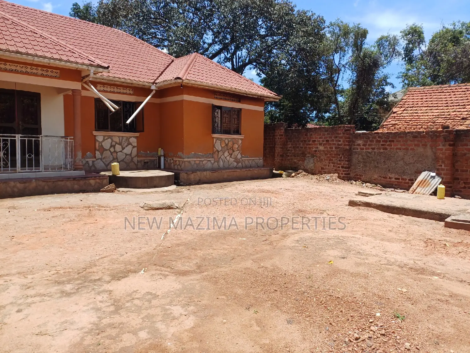 3bdrm Bungalow in Makindye Kizungu, Division A for sale