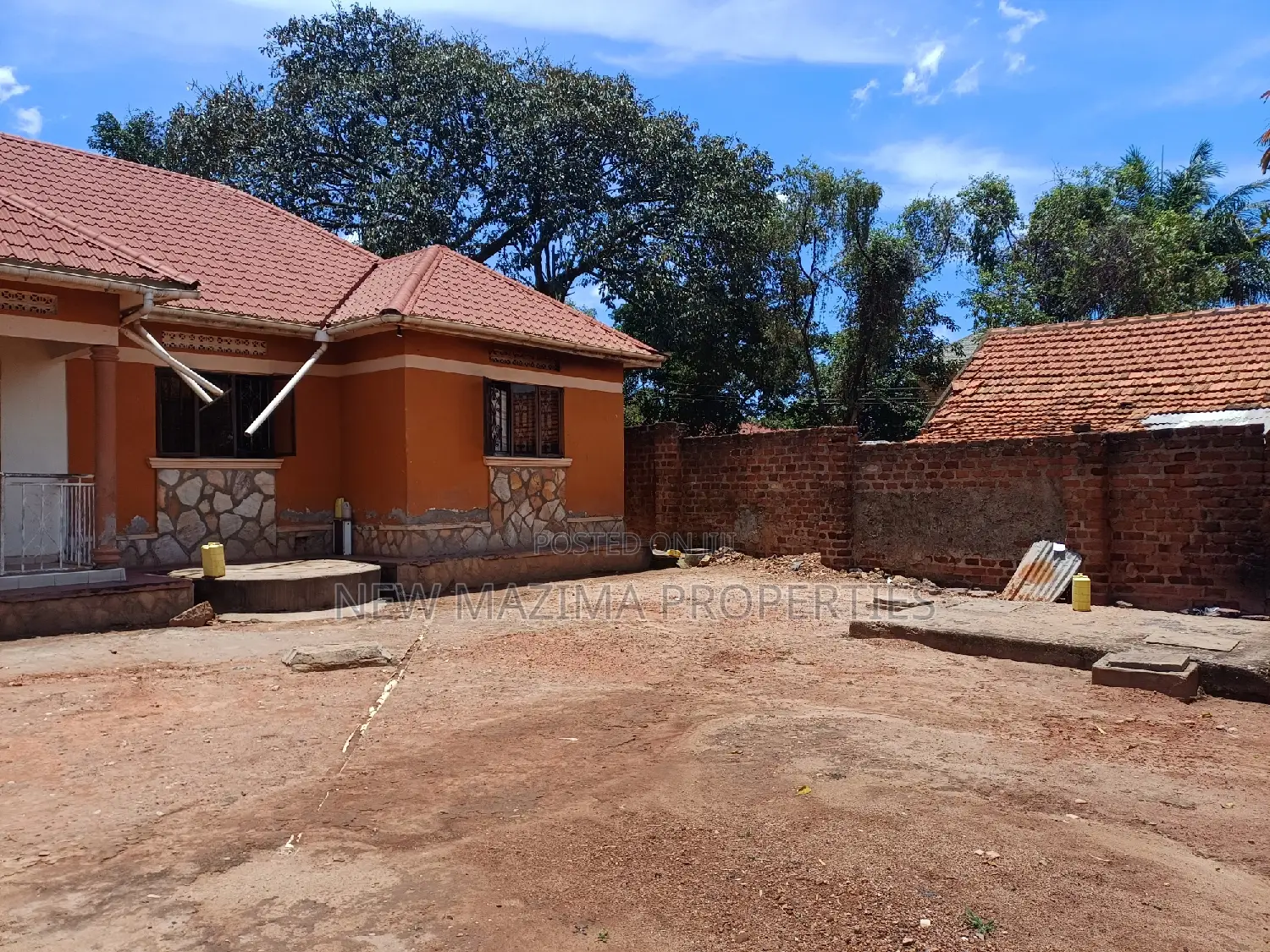 3bdrm Bungalow in Makindye Kizungu, Division A for sale