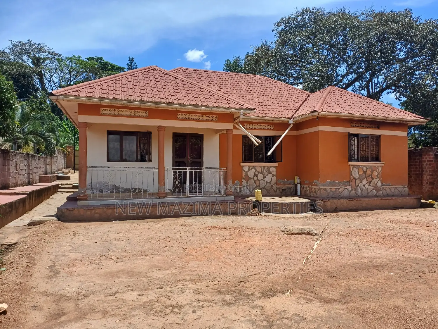 3bdrm Bungalow in Makindye Kizungu, Division A for sale