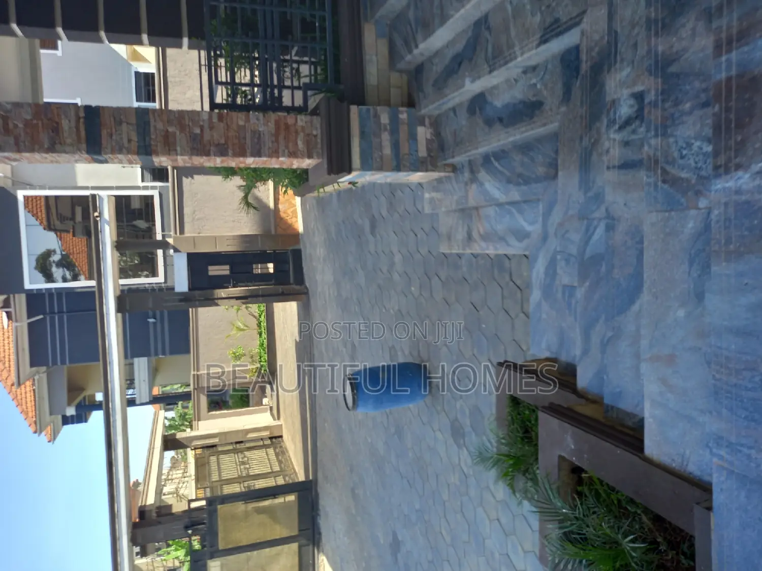 Furnished 7bdrm Duplex in Kisaasi Tarmack, Nakawa for sale