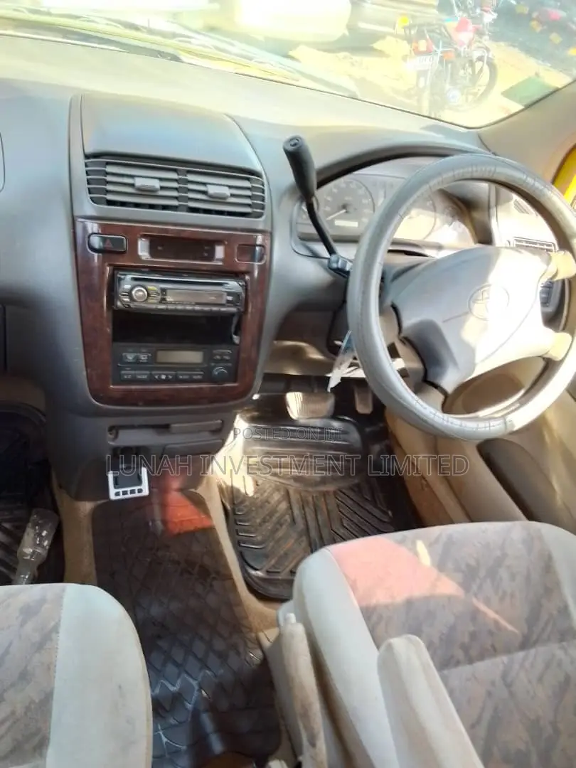 Toyota Gaia 2010 White