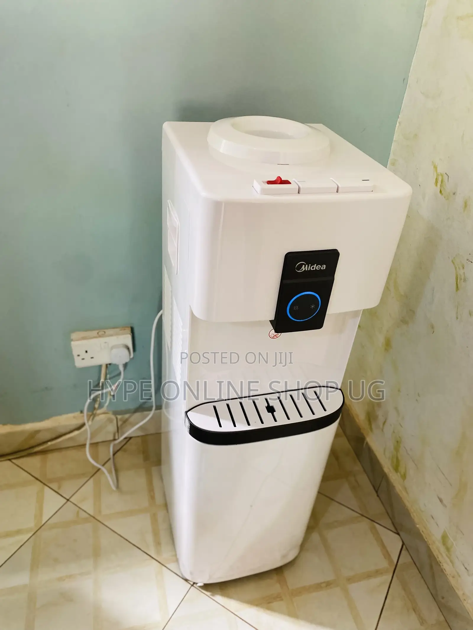 Water Dispenser With a Fridge Ug