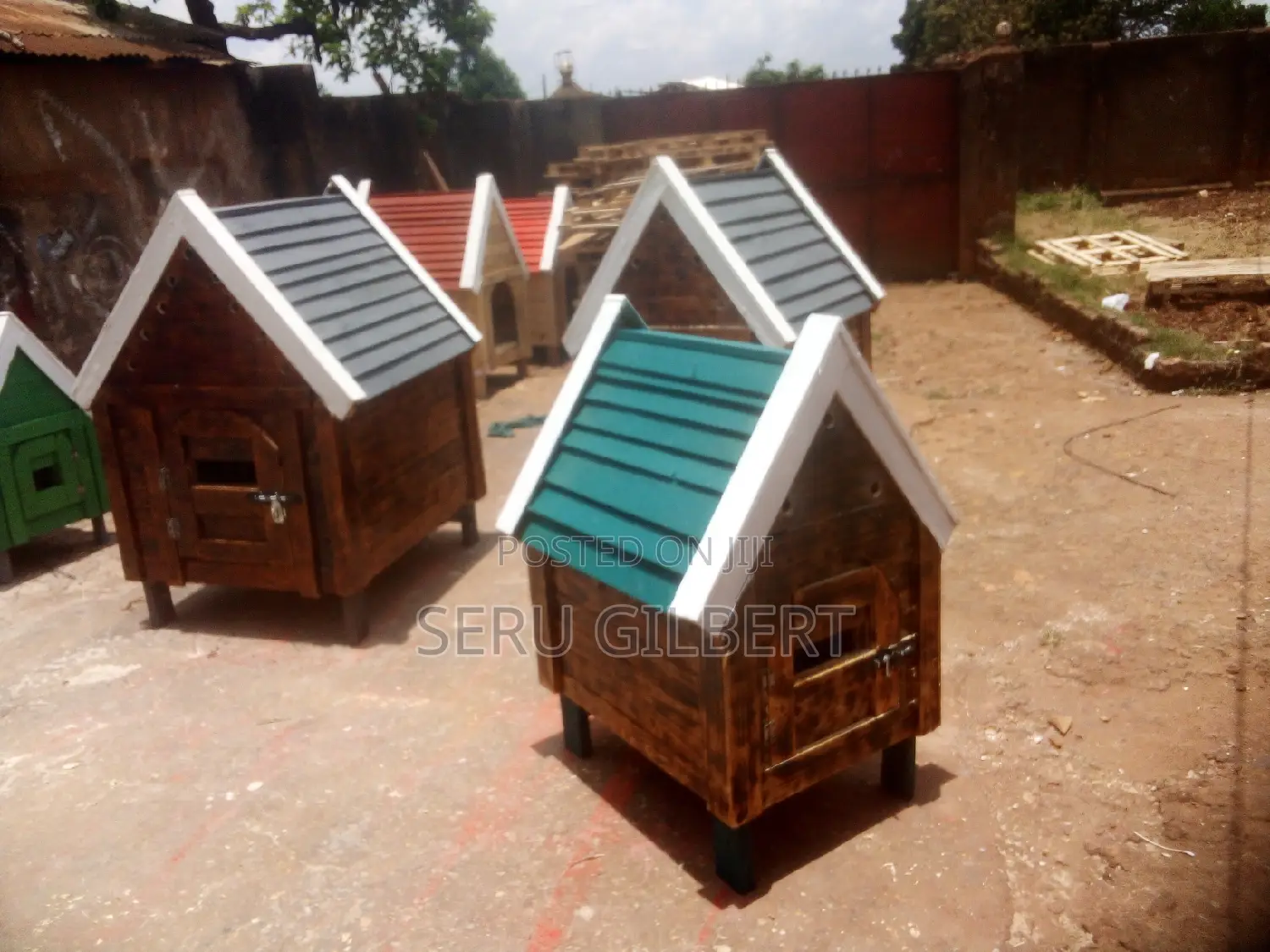 T Nice Dog House Available for Dog