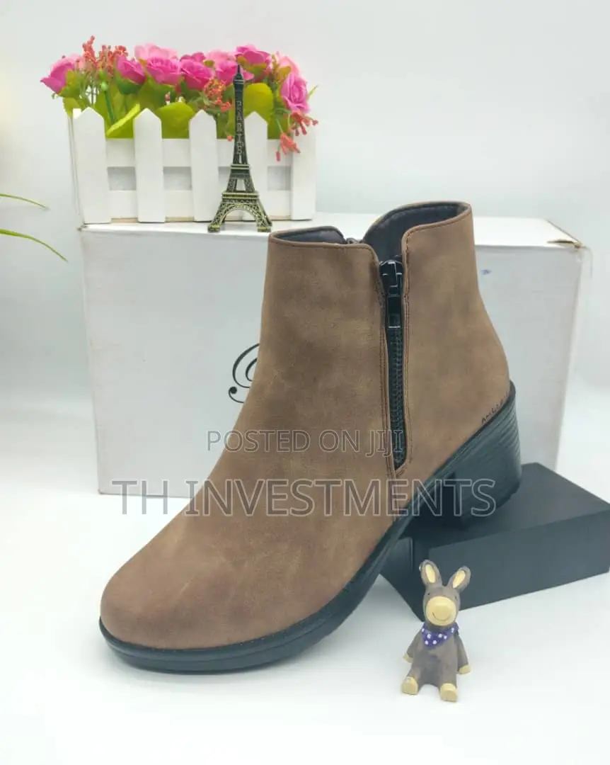Ladies Classic Boots.