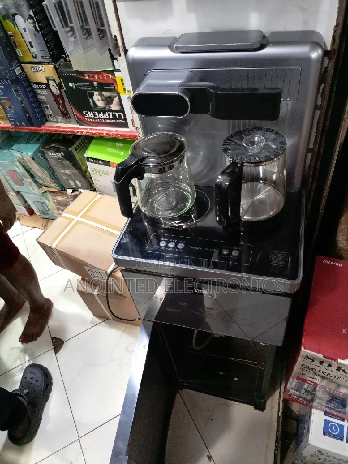 Water Dispenser With a Buttom Loder