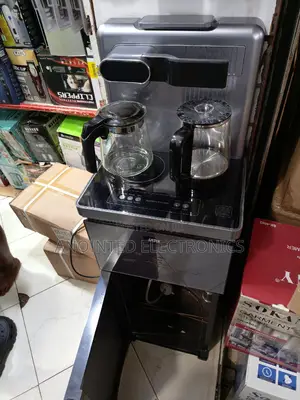 Water Dispenser With a Buttom Loder