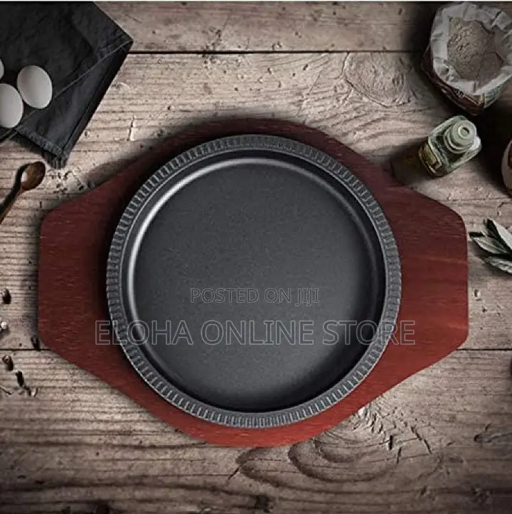 1 Piece Round Cast Iron Steak Plate With Wooden Base
