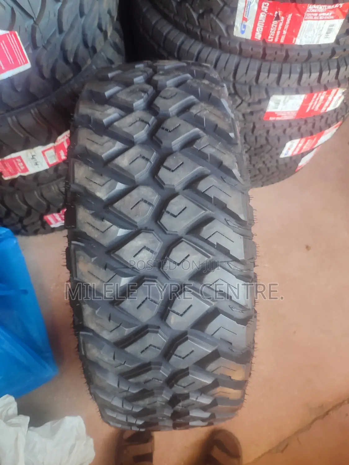 285/70r17 Razor