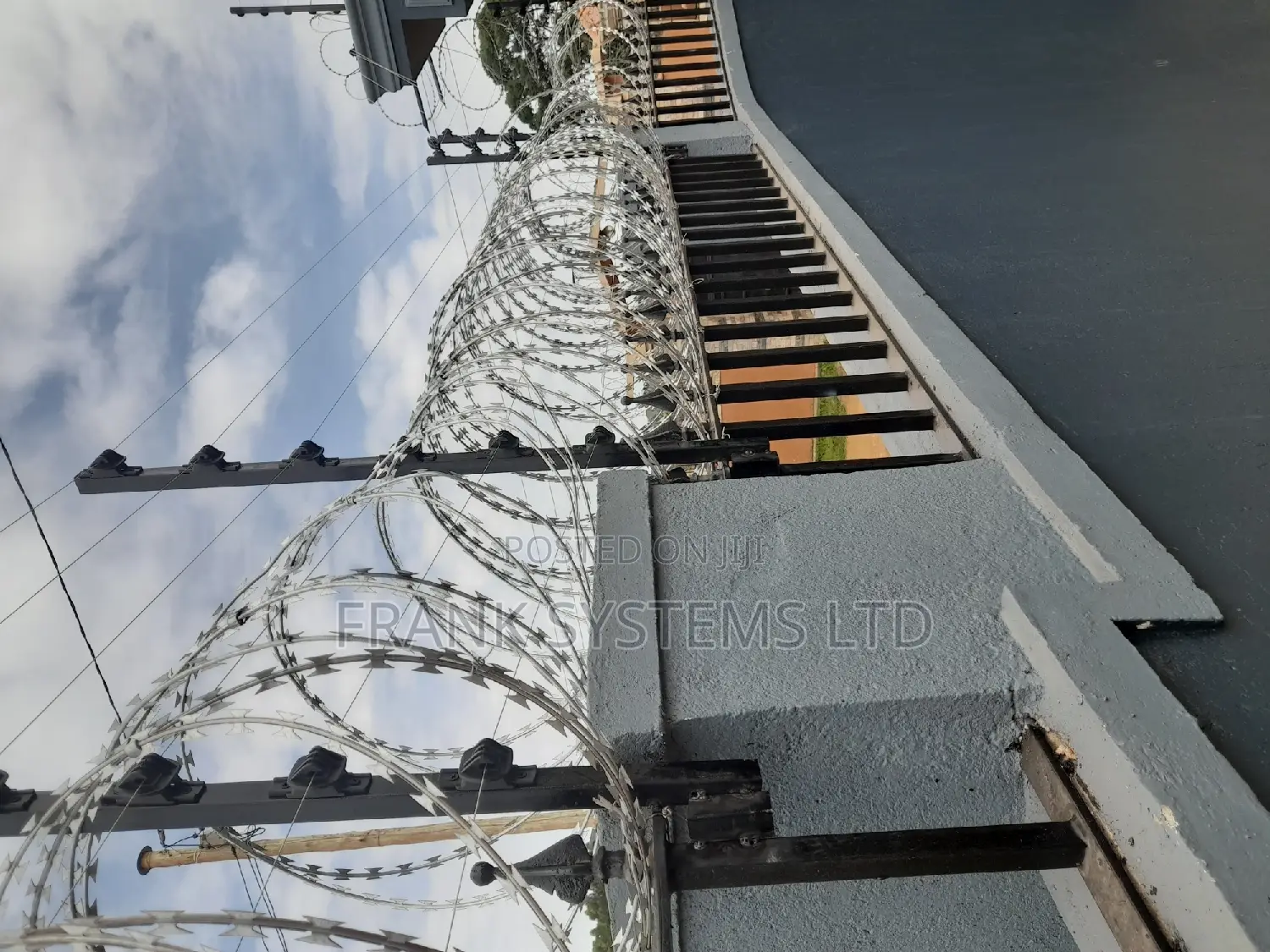 Elelectric Fence With Razor Wire Fencing