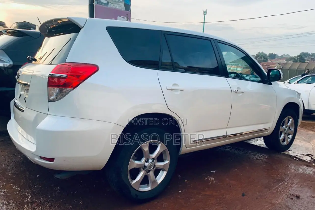 Toyota Vanguard 2010 White
