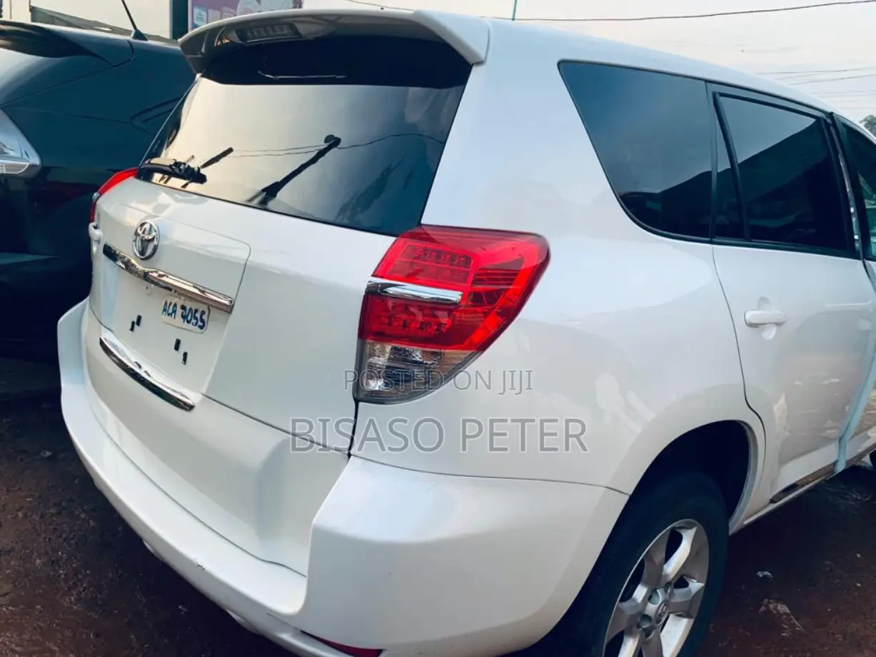 Toyota Vanguard 2010 White