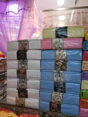 Quality Duvet Cover With 4 Pillow Cases in Different Colors