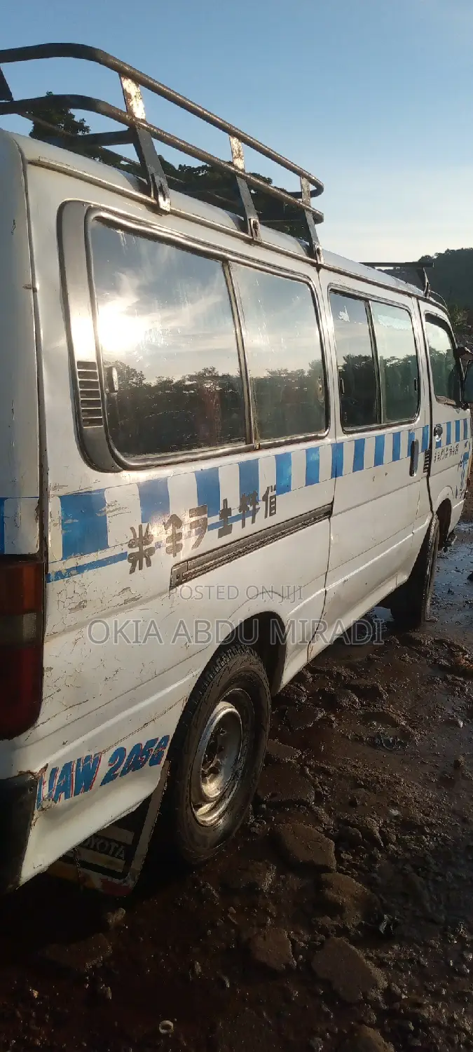 Toyota HiAce 2001 White