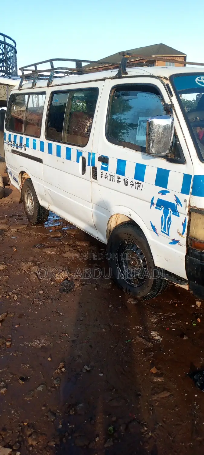Toyota HiAce 2001 White