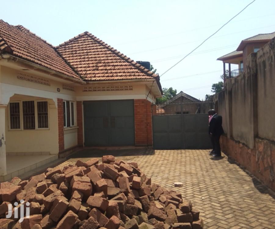 Namugongo 25 Decimals Big House for Sale to Faster Buyers