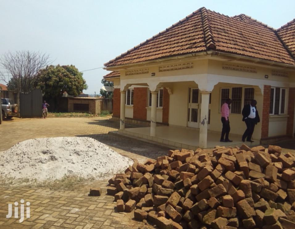 Namugongo 25 Decimals Big House for Sale to Faster Buyers