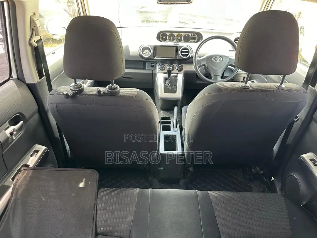 Toyota Corolla Rumion Hatchback 1.5 FWD 2011 White