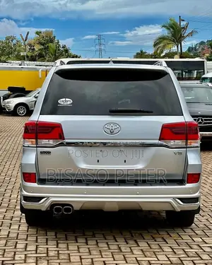 Toyota Land Cruiser 4.6 V8 ZX 2017 Silver