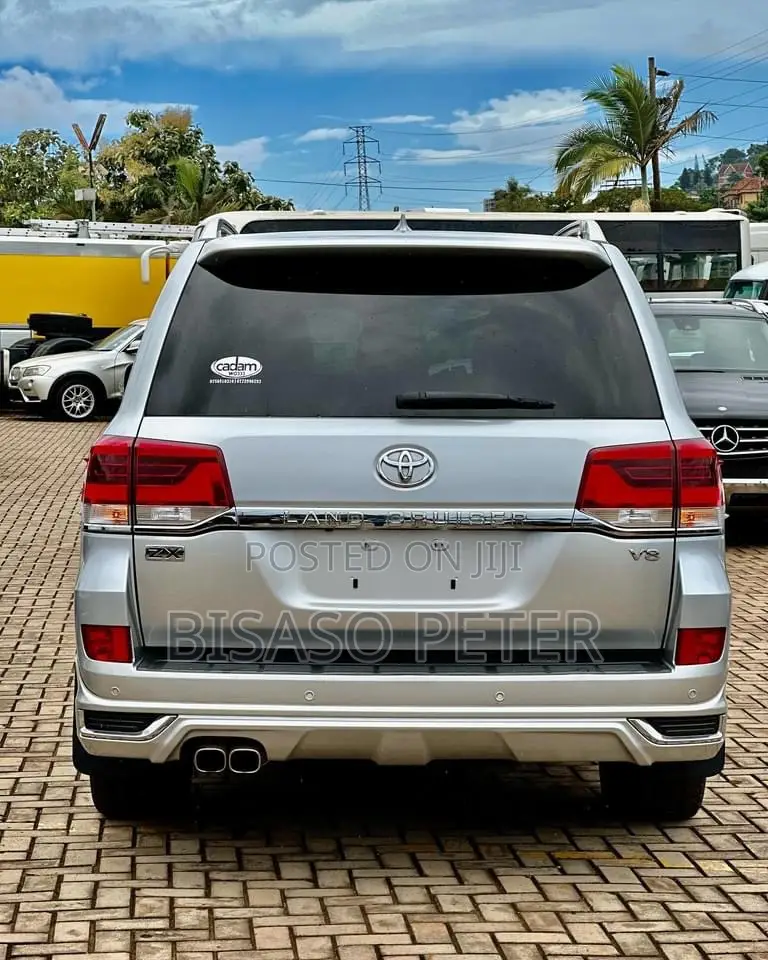 Toyota Land Cruiser 4.6 V8 ZX 2017 Silver