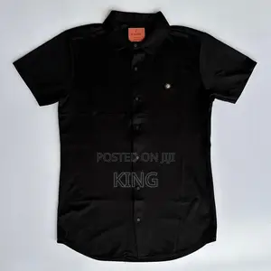Men's Button Up Shirt
Setin Short Sleeves
Collar