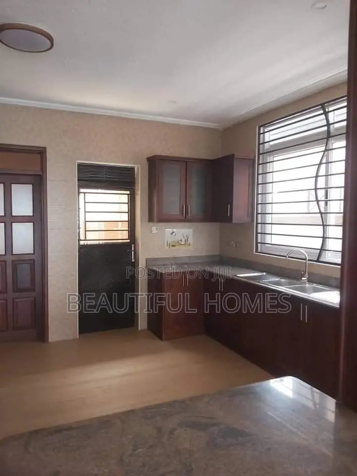 Furnished 6bdrm Duplex in Kigo, Central Division for sale
