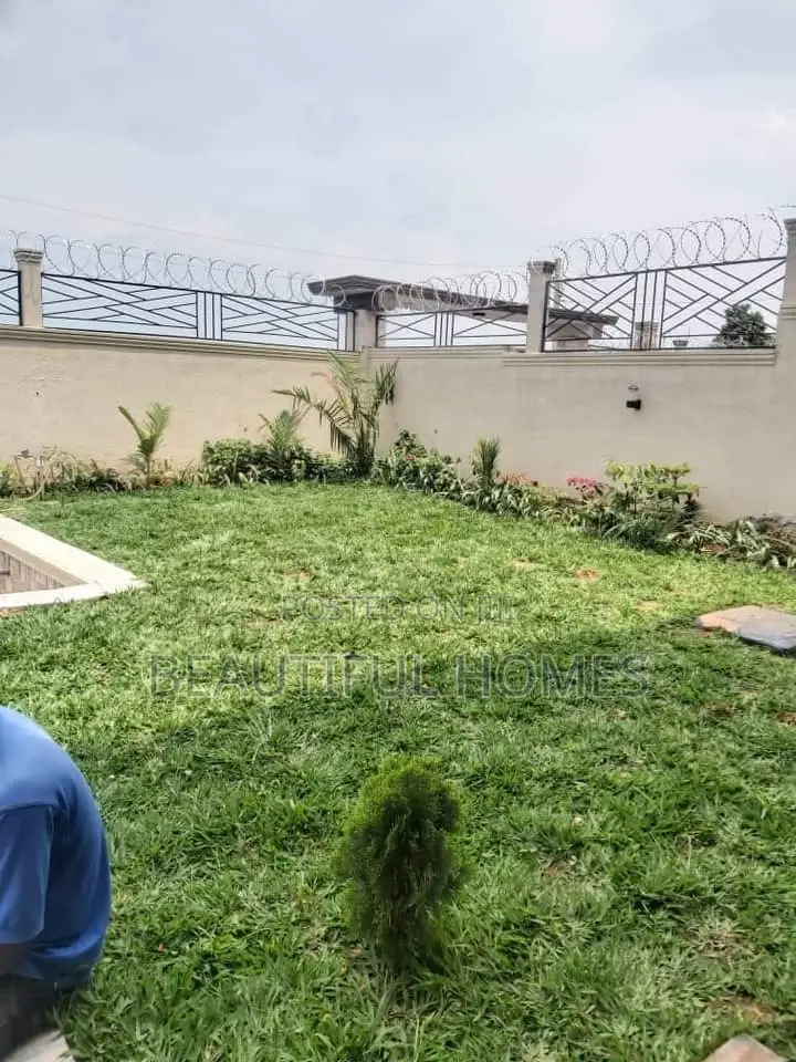 Furnished 6bdrm Duplex in Kigo, Central Division for sale