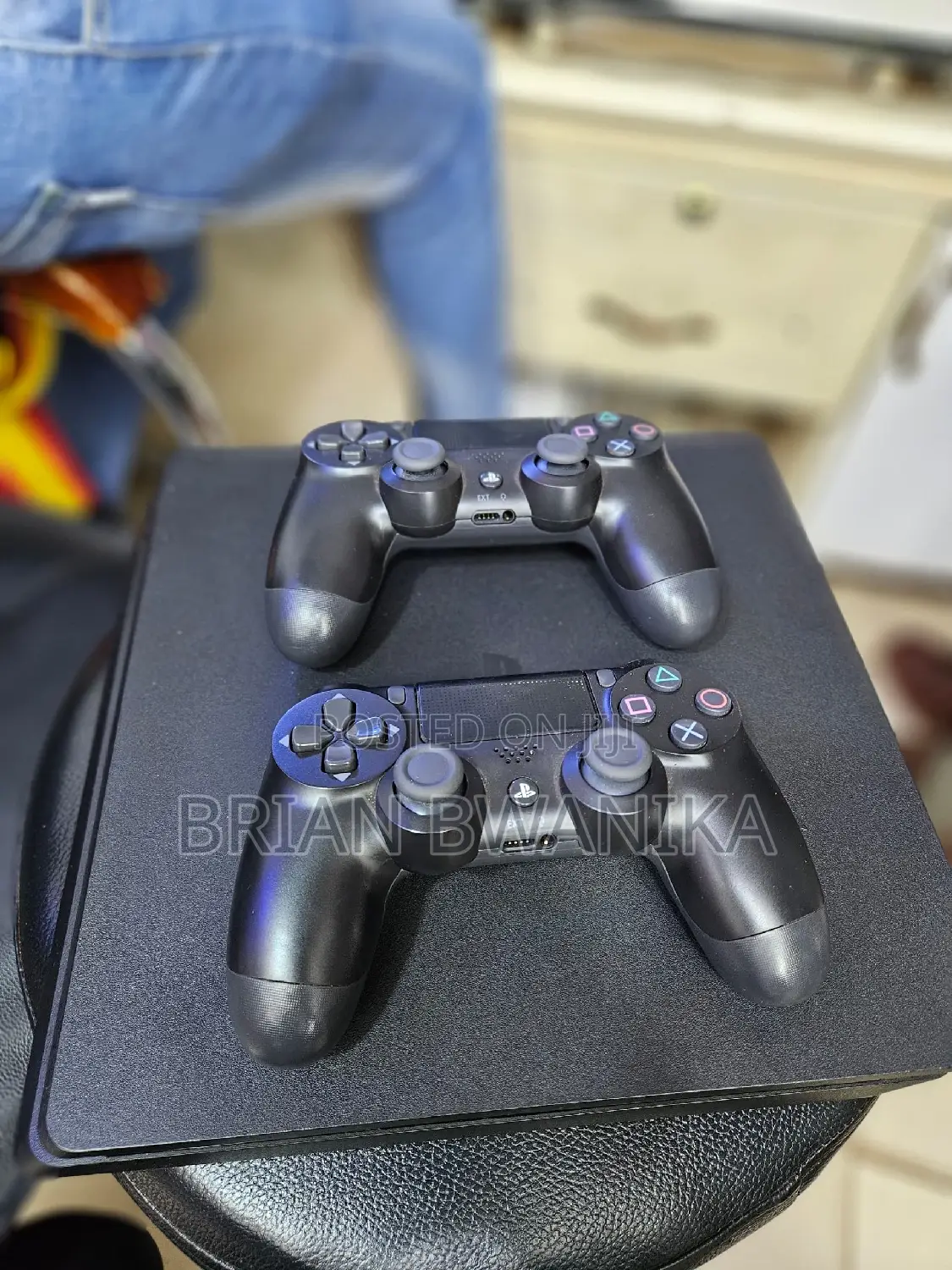 Ps4 Slim With Two Pads (1tb)