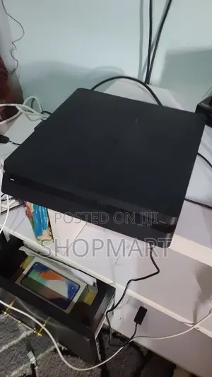 PS4 Slim Console Chipped 1 Controller