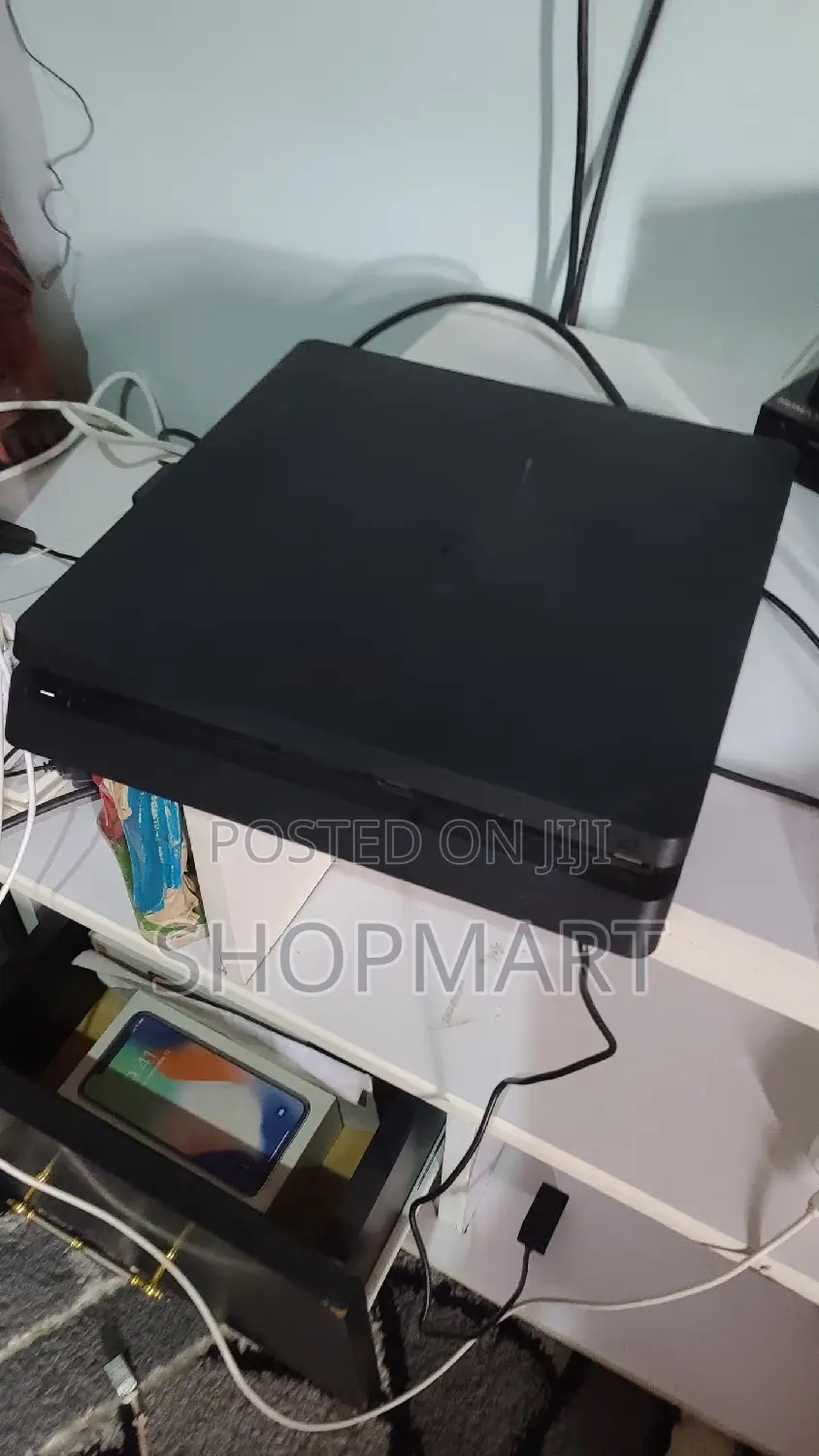 PS4 Slim Console Chipped 1 Controller