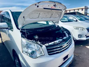 Photo - Toyota Noah 2010 Off white