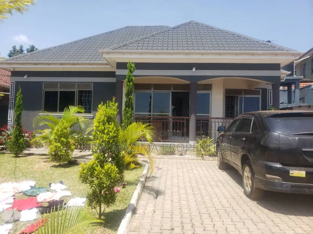 3bdrm Bungalow in Seguku Ntebe Rd, Division A for sale