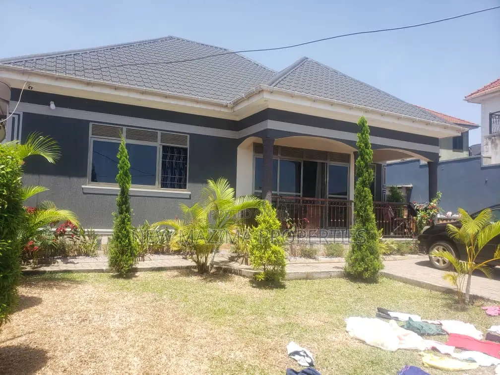 3bdrm Bungalow in Seguku Ntebe Rd, Division A for sale