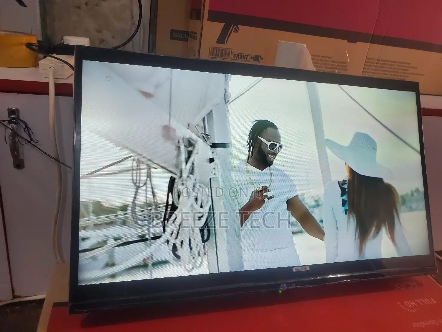 It's Lg Tv 32"Inch With Free to Air Deconder