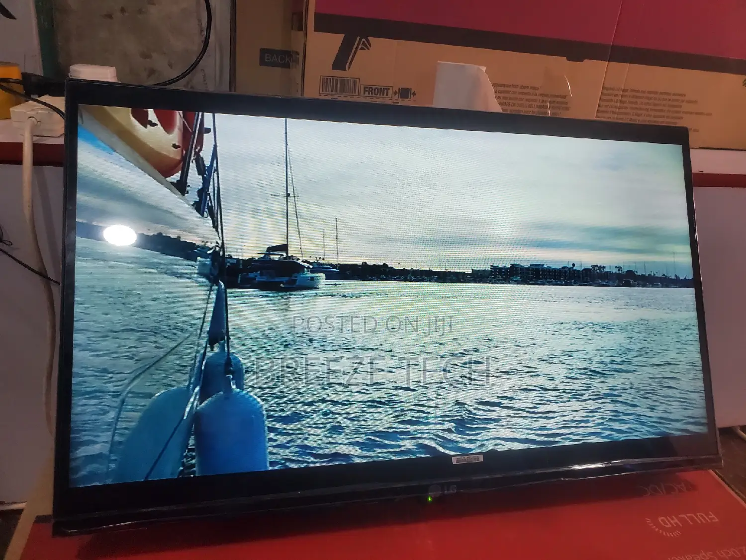 It's Lg Tv 32"Inch With Free to Air Deconder
