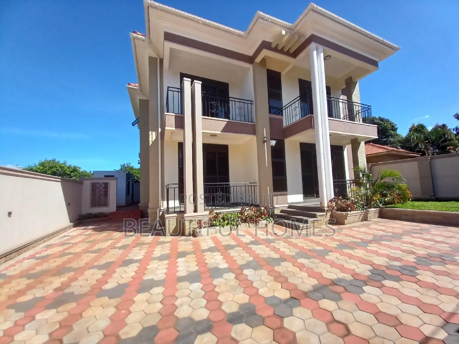 Furnished 5bdrm Duplex in Kira for sale