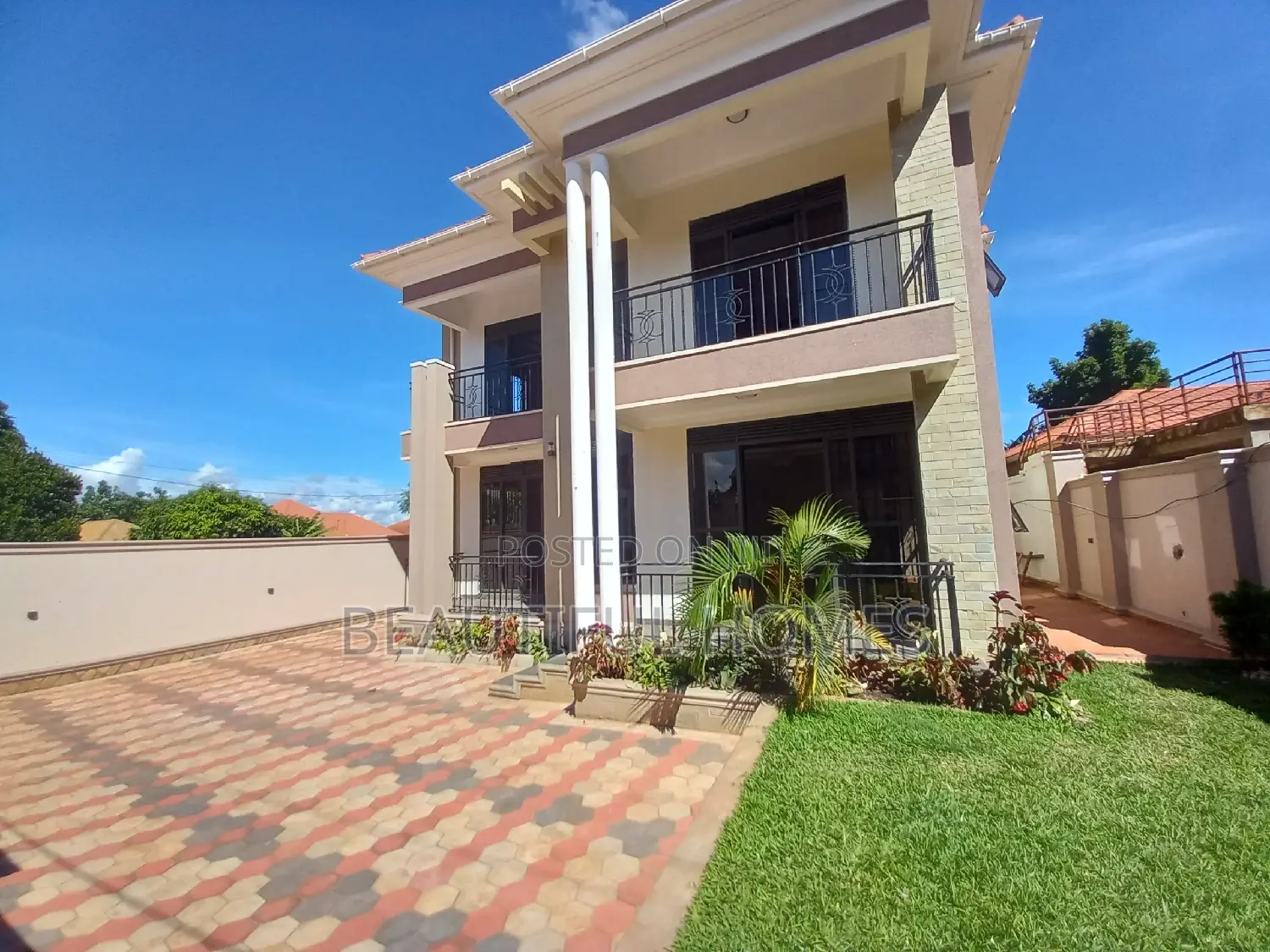 Furnished 5bdrm Duplex in Kira for sale