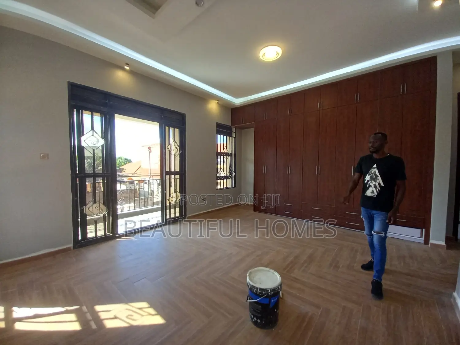 Furnished 5bdrm Mansion in Kira for sale