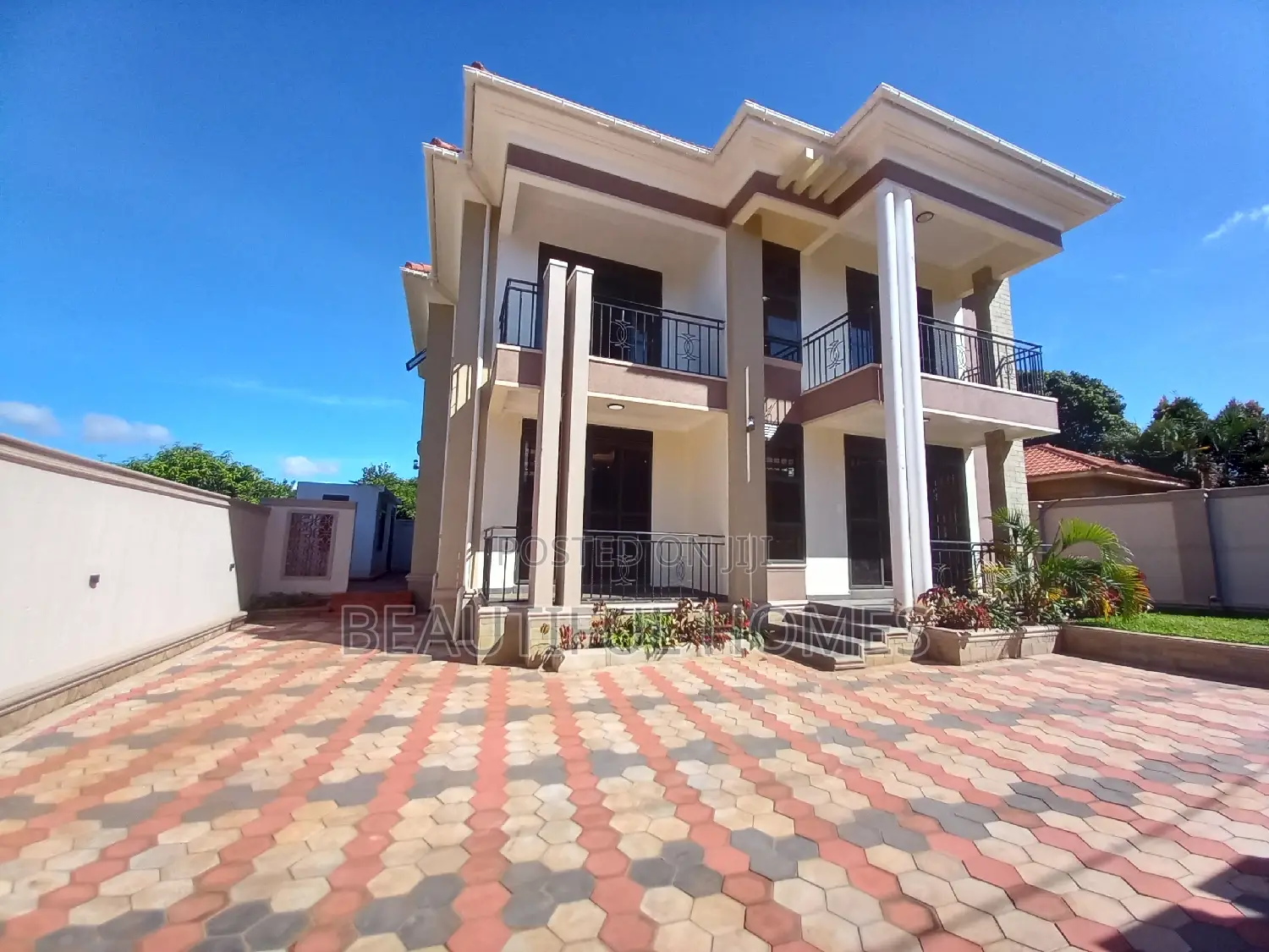 Furnished 5bdrm Duplex in Kira for sale