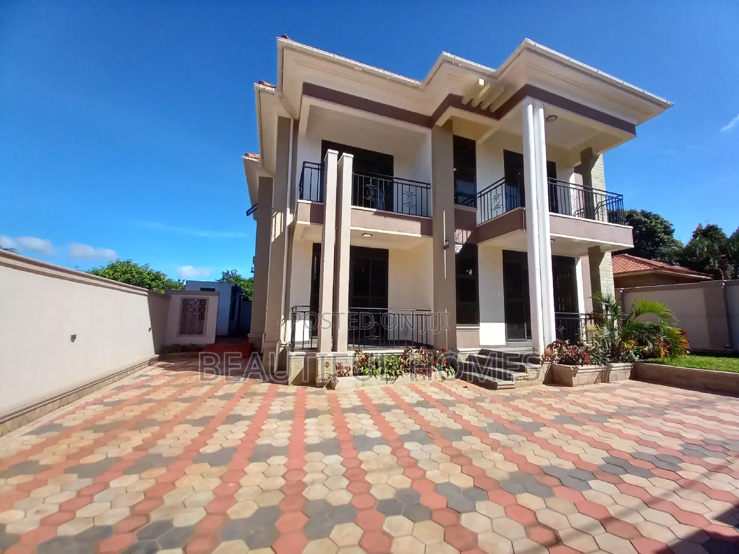 Furnished 5bdrm Duplex in Kira for sale