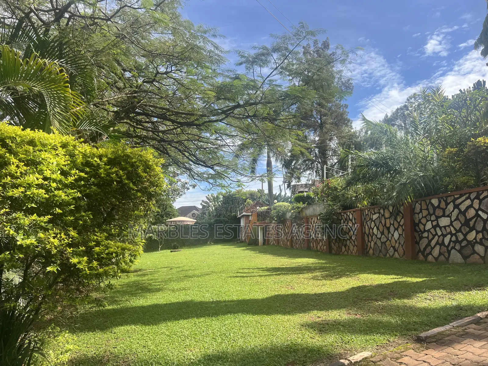 10bdrm House in Mbuya, Central Division for rent