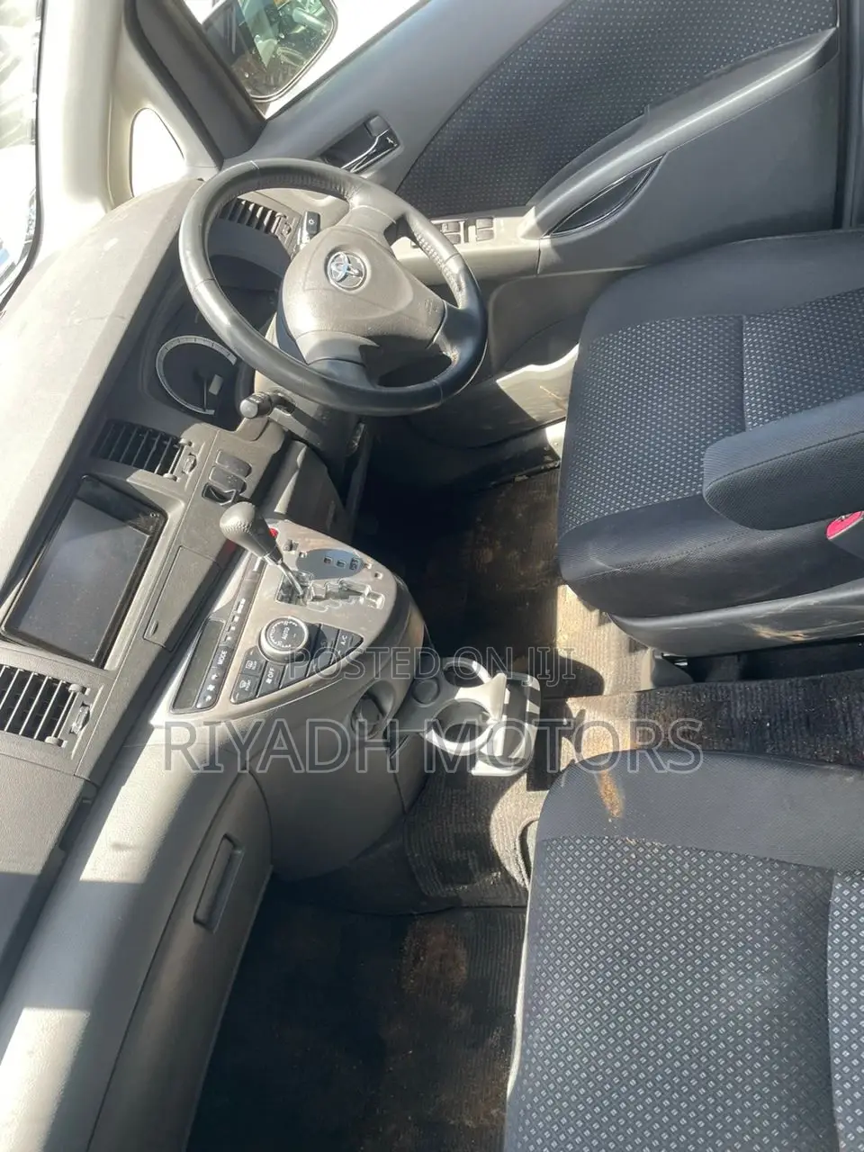 Toyota ISIS 1.8 Platana 2WD 2011 Gray