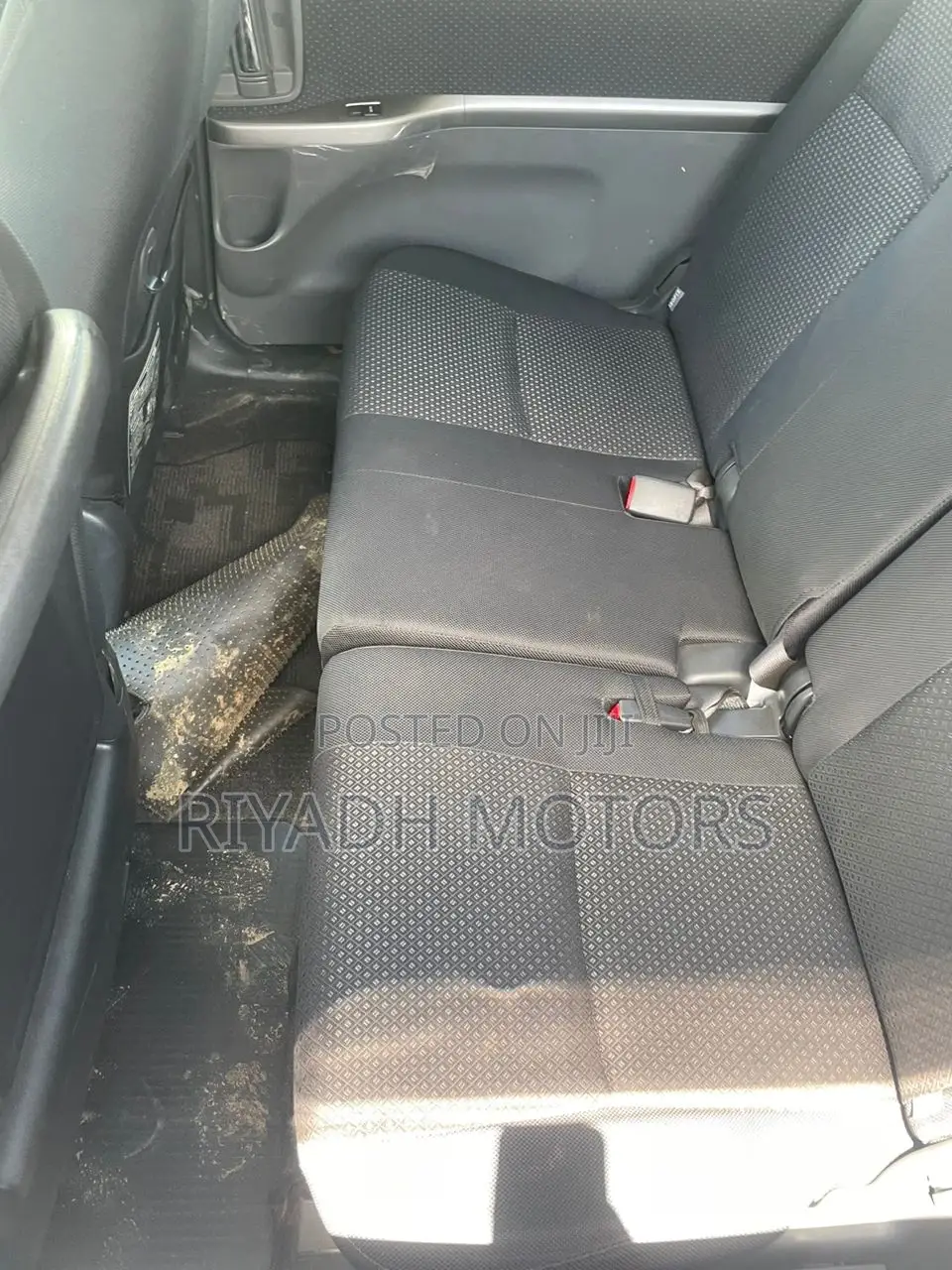 Toyota ISIS 1.8 Platana 2WD 2011 Gray