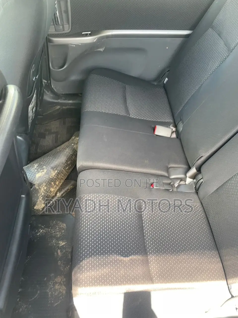 Toyota ISIS 1.8 Platana 2WD 2011 Gray